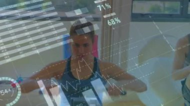 Spor salonunda egzersiz yapan bir kadın için bağlantı ağının ve veri işleme ağının animasyonu. global spor, fitness, veri işleme ve dijital arayüz kavramı dijital olarak oluşturulmuş video.