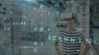 VR kulaklıklı bir kadın için siber saldırı uyarısı. küresel internet güvenliği, bağlantılar ve veri işleme konsepti dijital olarak oluşturulmuş video.