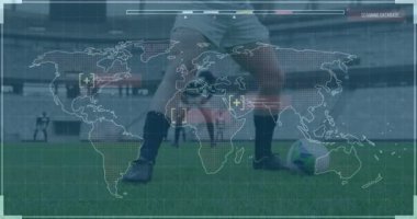 Futbolcular üzerinde dünya haritasıyla dijital arayüzün animasyonu. global spor, rekabet, bağlantılar, veri işleme konsepti dijital olarak oluşturulmuş video.