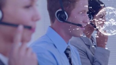 Telefon kulaklığı kullanan iş adamlarının üzerinde dünyanın animasyonu. küresel bağlantılar, iş dünyası, dijital arayüz, teknoloji ve ağ konsepti dijital olarak oluşturulmuş video.