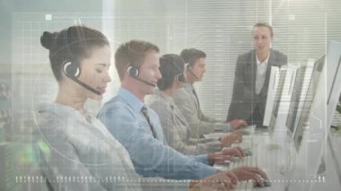 Telefon kulaklığı kullanan iş adamlarının dijital arayüzünün animasyonu. küresel iş, bağlantılar, veri işleme ve teknoloji konsepti dijital olarak oluşturulmuş video.