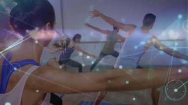 Grup yogası ve meditasyon üzerine veri işleme animasyonu. global spor, fitness ve bağlantı konsepti dijital olarak oluşturulmuş video.
