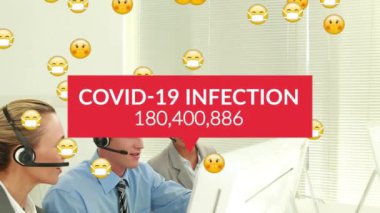 Telefon kulaklığı takan iş adamlarının üzerine düşen yüz maskeli emoji animasyonu. covid 19 salgını, veri işleme ve teknoloji konsepti sırasında dijital olarak üretilen video konsepti sırasında küresel iş.