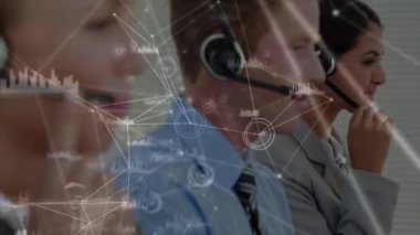 Telefon kulaklığı takan iş adamlarıyla bağlantı ağının animasyonu. küresel bağlantılar, dijital arayüz, teknoloji ve ağ konsepti dijital olarak oluşturulmuş video.