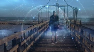 Sahil kenarında dinlenen zinde bir adamın üzerinde küre ve veri işleme animasyonu. fitness, refah ve veri işleme konsepti dijital olarak oluşturulmuş video.