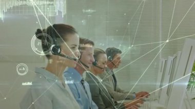 Telefon kulaklığı takan iş adamlarının iletişim ağının animasyonu. iş, bağlantı, teknoloji ve dijital arayüz konsepti dijital olarak oluşturulmuş video.