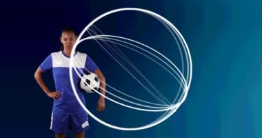 Top tutan kadın futbolcu üzerinde daireler çizmek. global spor, fitness ve veri işleme konsepti dijital olarak oluşturulmuş video.