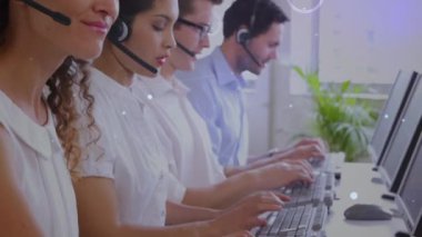 Telefon kulaklığı takan iş adamlarıyla bağlantı ağının animasyonu. küresel finansman, iş dünyası, dijital arayüz ve teknoloji konsepti dijital olarak oluşturulmuş video.