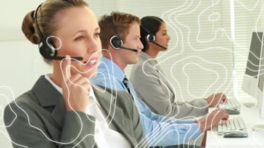 Telefon kulaklığı takan iş adamlarının hareket çizgilerinin animasyonu. küresel iş, bağlantılar, veri işleme ve teknoloji konsepti dijital olarak oluşturulmuş video.