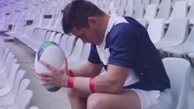 Amerikan futbolcunun üzerine top ile düşen kar animasyonu. Spor ve yarışma konsepti dijital olarak oluşturulmuş video.