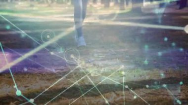 Ormanda egzersiz yapan bir kadın için bağlantı ağının animasyonu. küresel bağlantılar, fitness, refah konsepti dijital olarak oluşturulmuş video.