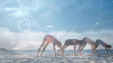 Yoga yapan, plajda meditasyon yapan bir grup kadın arkadaşın veri işleme animasyonu. global spor, fitness ve bağlantı konsepti dijital olarak oluşturulmuş video.