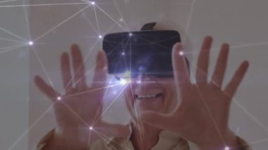 VR kulaklık kullanarak iş adamı üzerinden bağlantı ağının animasyonu. küresel iş, bağlantılar, veri işleme ve teknoloji konsepti dijital olarak oluşturulmuş video.