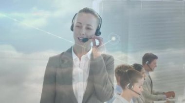 Telefon kulaklığı takan iş adamlarıyla bağlantı ağının animasyonu. küresel finansman, iş dünyası, dijital arayüz ve teknoloji konsepti dijital olarak oluşturulmuş video.