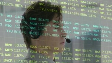 Telefon kulaklığı takan iş adamının finansal ve istatistiksel veri işleme animasyonu. küresel finansman, iş dünyası, dijital arayüz ve teknoloji konsepti dijital olarak oluşturulmuş video.