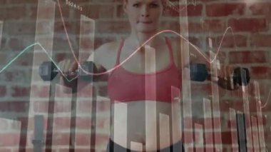 Güçlü kadın egzersizleriyle ilgili veri işleme ve istatistiklerin animasyonu. global spor, fitness ve veri işleme konsepti dijital olarak oluşturulmuş video.
