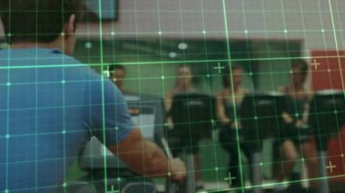 Spor salonunda egzersiz yapan insanların kareleriyle dijital arayüzün animasyonu. fitness, refah ve veri işleme konsepti dijital olarak oluşturulmuş video.