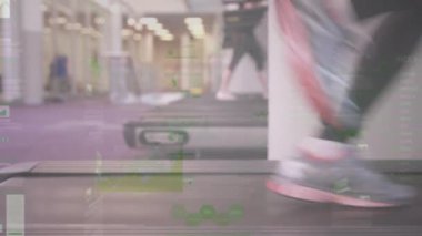 Spor salonunda egzersiz yapan bir kadın için bağlantı ağının ve veri işleme ağının animasyonu. global spor, fitness, veri işleme ve dijital arayüz kavramı dijital olarak oluşturulmuş video.