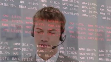 Telefon kulaklığı takan iş adamının finansal ve istatistiksel veri işleme animasyonu. küresel finansman, iş dünyası, dijital arayüz ve teknoloji konsepti dijital olarak oluşturulmuş video.