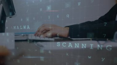 Bilgisayar kullanan bir adama yapılan siber saldırı uyarısı. küresel internet güvenliği, bağlantılar ve veri işleme konsepti dijital olarak oluşturulmuş video.