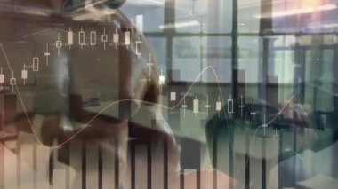 Güçlü adam egzersizleriyle ilgili veri işleme ve istatistiklerin animasyonu. global spor, fitness ve veri işleme konsepti dijital olarak oluşturulmuş video.