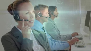 Telefon kulaklığı takan iş adamlarıyla bağlantı ağının animasyonu. küresel finansman, iş dünyası, dijital arayüz ve teknoloji konsepti dijital olarak oluşturulmuş video.