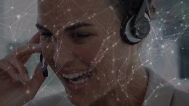 Telefon kulaklığı takan bir iş kadınının iletişim ağının animasyonu. küresel bağlantılar, dijital arayüz, teknoloji ve ağ konsepti dijital olarak oluşturulmuş video.