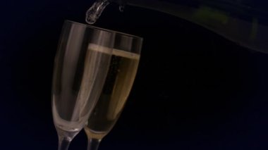 Siyah arka planda şampanya bardakları üzerinden bağlantı ağının animasyonu. parti ve kutlama konsepti dijital olarak oluşturulmuş video.