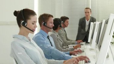 Telefon kulaklığı takan işadamları üzerinde değişen numaraların animasyonu. küresel iş, bağlantılar, veri işleme ve teknoloji konsepti dijital olarak oluşturulmuş video.