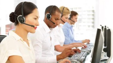 Telefon kulaklığı takan iş adamlarıyla bağlantı ağının animasyonu. küresel finansman, iş dünyası, dijital arayüz ve teknoloji konsepti dijital olarak oluşturulmuş video.
