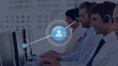 Telefon kulaklığı takan iş adamlarının simgeleriyle bağlantı ağının animasyonu. küresel bağlantılar, dijital arayüz, teknoloji ve ağ konsepti dijital olarak oluşturulmuş video.