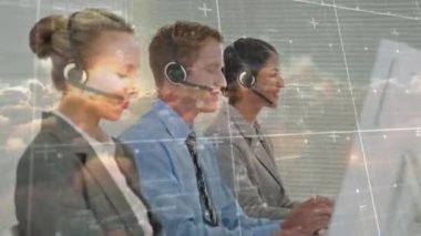 Telefon kulaklığı takan iş adamlarının veri işleme animasyonu. küresel bağlantılar, dijital arayüz ve teknoloji konsepti dijital olarak oluşturulmuş video.