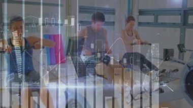 Beden eğitiminde egzersiz yapan bir grup fit insan üzerinde bağlantılar ve veri işleme ağının animasyonu. global spor, fitness, veri işleme ve dijital arayüz kavramı dijital olarak oluşturulmuş video.