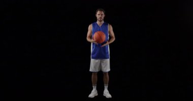 Basketbolcu üzerine renkli tozların animasyonu. küresel spor ve yarışma konsepti dijital olarak oluşturulmuş video.