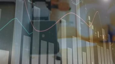 Beden eğitiminde egzersiz yapan bir adamın bağlantı ve veri işleme ağının animasyonu. global spor, fitness, veri işleme ve dijital arayüz kavramı dijital olarak oluşturulmuş video.