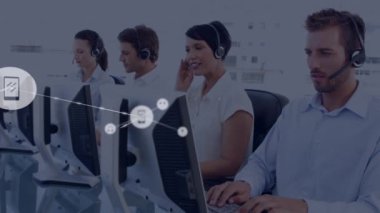 Telefon kulaklığı takan iş adamlarının simgeleriyle bağlantı ağının animasyonu. küresel bağlantılar, dijital arayüz, teknoloji ve ağ konsepti dijital olarak oluşturulmuş video.