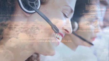 Telefon kulaklığı takan iş adamlarının veri işleme animasyonu. küresel bağlantılar, dijital arayüz ve teknoloji konsepti dijital olarak oluşturulmuş video.
