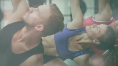 Spor salonunda egzersiz yapan zinde bir adamın üzerinde parlayan ışığın animasyonu. global spor, fitness ve veri işleme konsepti dijital olarak oluşturulmuş video.