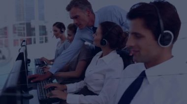 Telefon kulaklığı takan iş adamlarının simgeleriyle bağlantı ağının animasyonu. küresel bağlantılar, dijital arayüz, teknoloji ve ağ konsepti dijital olarak oluşturulmuş video.
