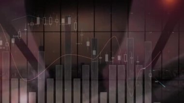 Spor salonunda egzersiz yapan fit bir kadın için bağlantı ağı ve veri işleme animasyonu. global spor, fitness, veri işleme ve dijital arayüz kavramı dijital olarak oluşturulmuş video.