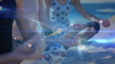 Kumsalda yoga yapan kadınlar üzerindeki bağlantı ağının animasyonu. küresel bağlantılar, fitness ve refah konsepti dijital olarak oluşturulmuş video.