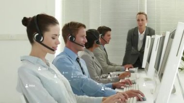 Telefon kulaklığı takan işadamları üzerinde değişen numaraların animasyonu. küresel iş, bağlantılar, veri işleme ve teknoloji konsepti dijital olarak oluşturulmuş video.