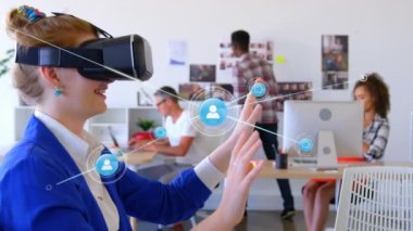 Bağlantı ağlarının animasyonu ve telefon kulaklığı takan bir iş kadını. küresel bağlantılar, dijital arayüz ve teknoloji konsepti dijital olarak oluşturulmuş video.