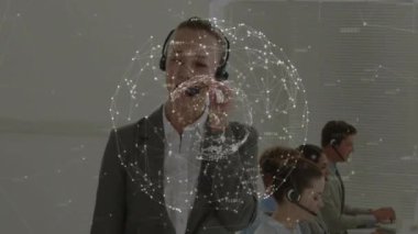 Telefon kulaklığı takan iş adamları üzerinden bağlantı ağının canlandırılması. 