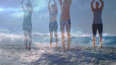 Yoga yapan, plajda meditasyon yapan bir grup kadın arkadaşın veri işleme animasyonu. global spor, fitness ve bağlantı konsepti dijital olarak oluşturulmuş video.