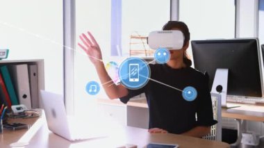 Bağlantı ağlarının animasyonu ve telefon kulaklığı takan bir iş kadını. küresel bağlantılar, dijital arayüz ve teknoloji konsepti dijital olarak oluşturulmuş video.