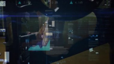 Beden eğitiminde egzersiz yapan bir adamın bağlantı ve veri işleme ağının animasyonu. global spor, fitness, veri işleme ve dijital arayüz kavramı dijital olarak oluşturulmuş video.