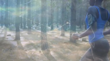 Ormanda egzersiz yapan bir kadın için bağlantı ağının animasyonu. küresel bağlantılar, fitness, refah konsepti dijital olarak oluşturulmuş video.
