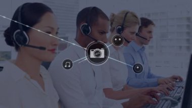Telefon kulaklığı takan iş adamlarının simgeleriyle bağlantı ağının animasyonu. küresel bağlantılar, dijital arayüz, teknoloji ve ağ konsepti dijital olarak oluşturulmuş video.