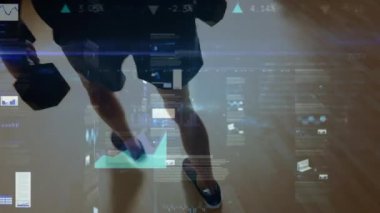 Spor salonunda egzersiz yapan zinde bir adamın bağlantı ve veri işleme ağının animasyonu. global spor, fitness, veri işleme ve dijital arayüz kavramı dijital olarak oluşturulmuş video.